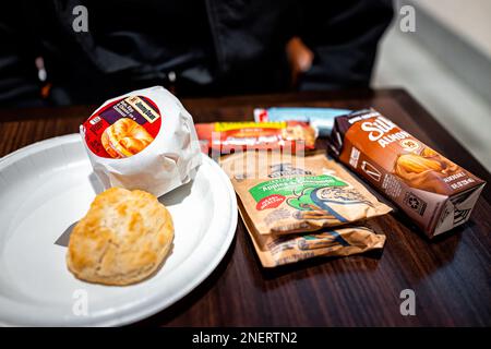 Abingdon, USA - 20 Marzo 2022: Colazione continentale a buffet dell'hotel con un piatto di sandwich, biscotti, fiocchi d'avena e latte di mandorle in Count Foto Stock