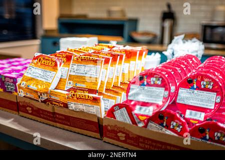 Abingdon, USA - 20 marzo 2022: Colazione continentale a buffet del Country Inn and Suites by Radisson con scatole di cereali per Froot Loops e Cheerios Foto Stock