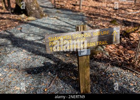 Wintergreen, USA - 18 marzo 2022: Stazione sciistica della Virginia in Blue Ridge Mountains con segno per Shamokin Springs Nature Preserve Loop escursioni alla vecchia Appal Foto Stock
