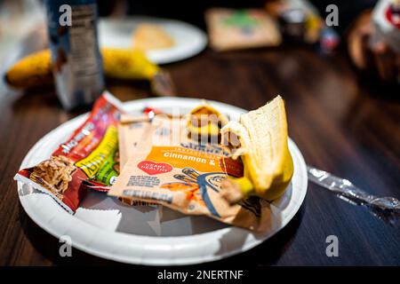 Abingdon, USA - 20 Marzo 2022: Country Inn and Suites by Radisson Hotel colazione continentale a buffet con piatto di frutta a base di banana, barretta di cereali, Foto Stock