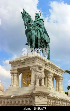 Statua equestre di Santo Stefano, primo re di Ungheria nel Castello di Buda, Budapest, Ungheria Foto Stock