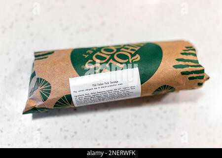 Napoli, USA - 11 maggio 2022: Etichetta mild Italian suk sausage su Whole Foods Market drogheria macellaio confezionamento closeup di segno per la carne Foto Stock