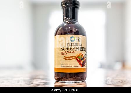 Avon, USA - 17 giugno 2022: Primo piano della bottiglia di vetro di salsa barbecue coreana premium originale di Chung Jung One senza msg o sciroppo di mais Foto Stock