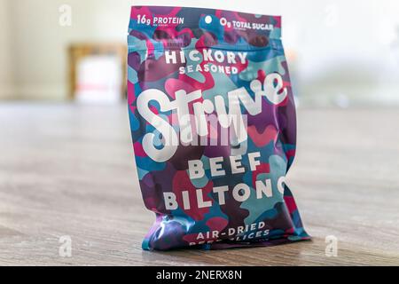 Napoli, USA - 27 maggio 2022: Confezione di carne di manzo biltong essiccata all'aria a scatti con stagionatura di hickory del marchio Stryve acquistato a Costco Foto Stock