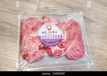 Napoli, USA - 17 maggio 2022: Etichetta per il prodotto per le fette di salame del Duca con sopressata non curata, coppa e genoa senza nitriti Foto Stock