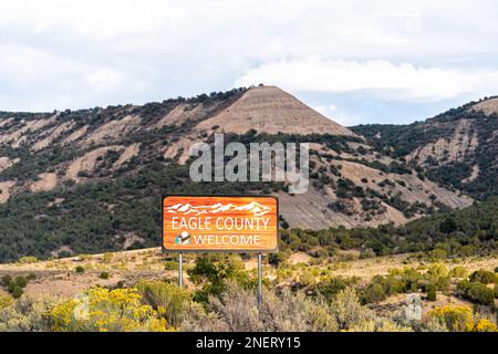 Gypsum, Stati Uniti d'America - 29 settembre 2022: Benvenuti a Eagle County cartello in legno vista da autostrada 70 in montagne rocciose stagione autunnale e nessuno Foto Stock