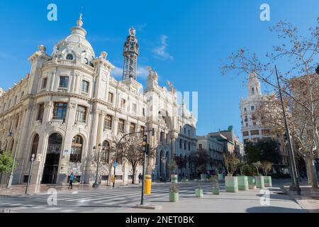 VALENCIA, SPAGNA - 16 FEBBRAIO 2022: L'edificio dell'ufficio postale centrale - Correos de Valencia. Foto Stock