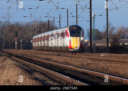 LNER Azuma treno sul tratto a quattro binari della costa orientale, vicino Thirsk Foto Stock