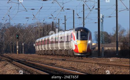 LNER Azuma treno sul tratto a quattro binari della costa orientale, vicino Thirsk Foto Stock