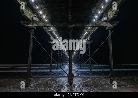 Luci sotto il molo di Saltburn Foto Stock