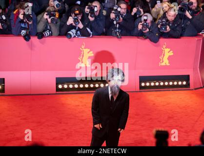 Berlino, Germania. 16th Feb, 2023. L'attore Peter Dinklage arriva al Red Carpet per l'apertura della Berlinale. Credit: Annette Riedl/dpa/Alamy Live News Foto Stock