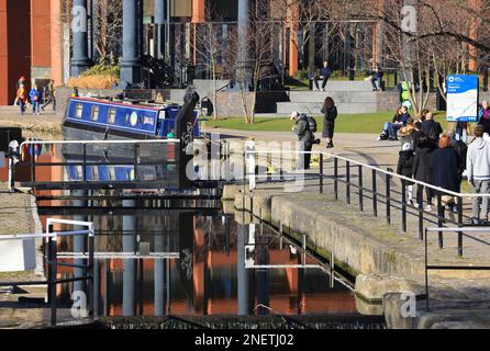 Perfetta riflessione sul Regents Canal presso i Gasholders vicino a Kings Cross, nel nord di Londra, Regno Unito Foto Stock