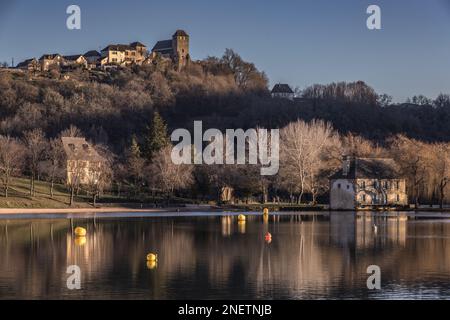 Reflets sur le lac du Causse - Chasteaux et l'ancien moulin de Lissac Foto Stock