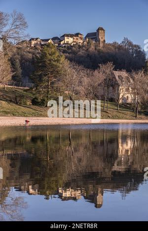 Reflets sur le lac du Causse - Chasteaux dominante le lac Foto Stock