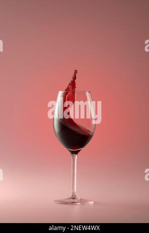 vino rosso splash, vino rosso in bicchiere, splash Foto Stock