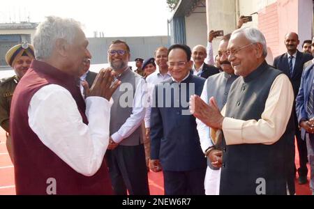 Patna, India. 16th Feb, 2023. PATNA, INDIA - 16 FEBBRAIO: Il primo ministro Bihar Nitish Kumar saluta il governatore uscente della Bihar Phagu Chauhan durante la sua funzione di addio all'aeroporto di Jaiprakash Narayan il 16 febbraio 2023 a Patna, India. (Foto di Santosh Kumar/Hindustan Times/Sipa USA) Credit: Sipa USA/Alamy Live News Foto Stock