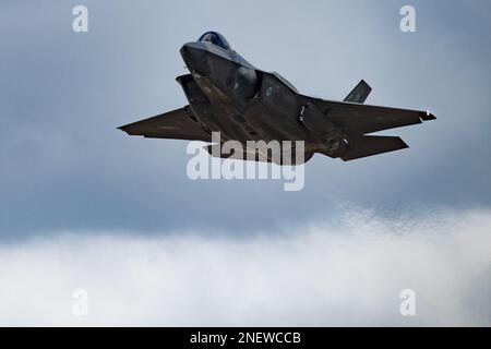 Un aereo F-35A Lightning II assegnato alla 33rd Fighter Wing, Eglin Air Force base, Florida, sorvola la MacDill Air Force base, Florida, 10 febbraio 2023. La 33rd Fighter Wing si è recata a MacDill per allenarsi in condizioni climatiche più sostenibili. (STATI UNITI Foto Air Force di Airman 1st Class Derrick Bole) Foto Stock