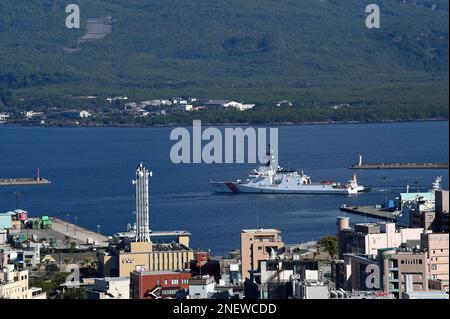 Gli Stati Uniti La Guardia Costiera Cutter Kimball (WMSL 756) parte da Kagoshima, Giappone, 16 febbraio 2023. Mentre in Giappone, l’equipaggio di Kimball ha condotto una formazione congiunta e scambi professionali con i membri della Guardia Costiera giapponese, ampliando un memorandum di cooperazione firmato nel 2022 tra i due servizi marittimi che hanno istituito l’operazione SAPPHIRE, un’operazione perpetua per rafforzare le relazioni, aumentare gli impegni bilaterali, E concentratevi sul mantenimento di un Indo-Pacific libero e aperto. STATI UNITI Foto della Guardia Costiera di Matt Masaschi, Chief Petty Officer. Foto Stock