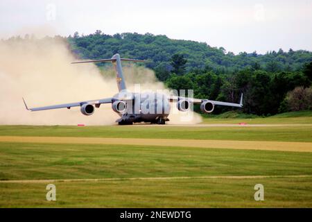 Una C-17 Globemaster III con il 437th Airlift Wing a base comune, Charleston S.C., decolla Giugno 23, 2016 da giovani Air Assault striscia sulla Fort McCoy Sud Post. Il C-17 prelevare elementi di servizio con il comune di unità di comunicazione di Fort Bragg, N.C., che ha completato 24 ore di evento di formazione a Fort McCoy. (U.S. Foto dell'esercito da Scott T. Sturkol, Ufficio per gli affari pubblici, Fort McCoy, Wis.) Foto Stock