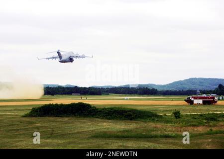 Una C-17 Globemaster III con il 437th Airlift Wing a base comune, Charleston S.C., decolla Giugno 23, 2016 da giovani Air Assault striscia sulla Fort McCoy Sud Post. Il C-17 prelevare elementi di servizio con il comune di unità di comunicazione di Fort Bragg, N.C., che ha completato 24 ore di evento di formazione a Fort McCoy. (U.S. Foto dell'esercito da Scott T. Sturkol, Ufficio per gli affari pubblici, Fort McCoy, Wis.) Foto Stock