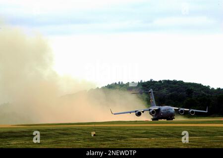 Una C-17 Globemaster III con il 437th Airlift Wing a base comune, Charleston S.C., decolla Giugno 23, 2016 da giovani Air Assault striscia sulla Fort McCoy Sud Post. Il C-17 prelevare elementi di servizio con il comune di unità di comunicazione di Fort Bragg, N.C., che ha completato 24 ore di evento di formazione a Fort McCoy. (U.S. Foto dell'esercito da Scott T. Sturkol, Ufficio per gli affari pubblici, Fort McCoy, Wis.) Foto Stock