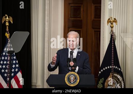 Washington, Stati Uniti. 16th Feb, 2023. Il presidente Joe Biden parla mentre ospita una proiezione del film 'Tilla' nella stanza orientale della Casa Bianca a Washington, DC Giovedi, 16 febbraio 2023. Biden ha accolto i leader dei diritti civili e le vittime della violenza alimentata dall'odio per la proiezione 'Till', un film che illustra la vita di Mamie Till-Mobley, il cui figlio Emmettt Till, un adolescente nero, è stato brutalmente linciato in Mississippi nel 1955. Foto di al Drago/UPI Credit: UPI/Alamy Live News Foto Stock