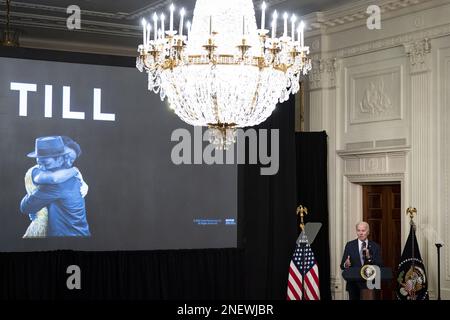 Washington, Stati Uniti. 16th Feb, 2023. Il presidente Joe Biden parla mentre ospita una proiezione del film 'Tilla' nella stanza orientale della Casa Bianca a Washington, DC Giovedi, 16 febbraio 2023. Biden ha accolto i leader dei diritti civili e le vittime della violenza alimentata dall'odio per la proiezione 'Till', un film che illustra la vita di Mamie Till-Mobley, il cui figlio Emmettt Till, un adolescente nero, è stato brutalmente linciato in Mississippi nel 1955. Foto di al Drago/UPI Credit: UPI/Alamy Live News Foto Stock