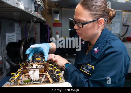 Mar Cinese Meridionale. 31st Jan, 2023. STATI UNITI Navy Aviation Electrician's Mate 2nd Class Merihia Koster, di Joshua Tree, California, installa un componente su un generatore di aerei a bordo della portaerei USS Nimitz (CVN 68). Nimitz è presente negli Stati Uniti nel 7th Fleet e svolge operazioni di routine. 7th Fleet è la flotta statunitense La flotta numerata più grande della Marina e interagisce e opera regolarmente con alleati e partner per preservare una regione indomorosa e libera. Credito: USA Navy/ZUMA Press Wire Service/ZUMAPRESS.com/Alamy Notizie dal vivo Foto Stock