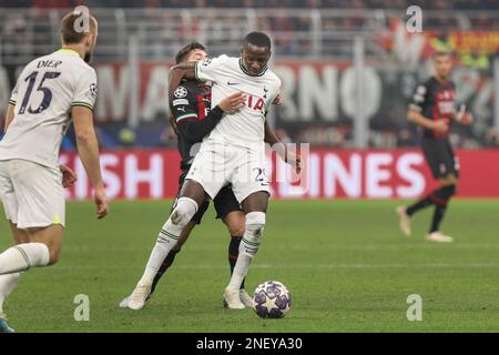 Milano, Italia. 14th Feb, 2023. Italia, Milano, febbraio 14 2023: Pape Sarr (centrocampista Tottenham) difende la palla in campo centrale nel primo tempo durante la partita di calcio AC MILAN vs TOTTENHAM HOTSPUR, gara di 16 1st tappa UCL 2022-2023 stadio San Siro (Credit Image: © Fabrizio Andrea Bertani/Pacific Press via ZUMA Press Wire) SOLO PER USO EDITORIALE! Non per USO commerciale! Foto Stock