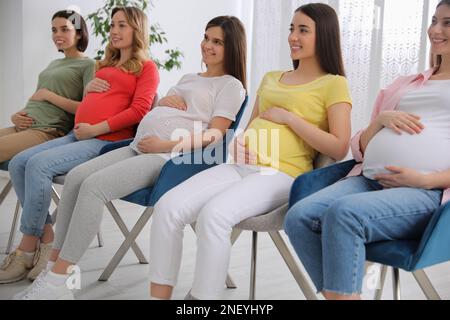 Gruppo di donne incinte ai corsi per le donne in attesa all'interno Foto Stock