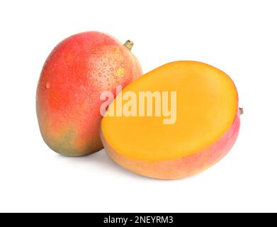 Mango interi e tagliati deliziosi su sfondo bianco Foto Stock