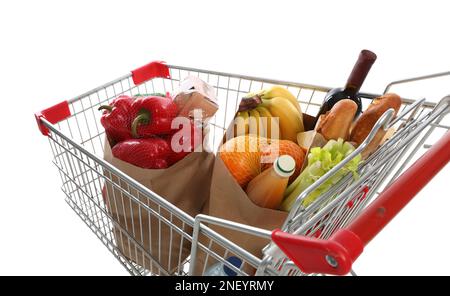 Carrello pieno di generi alimentari su sfondo bianco Foto Stock