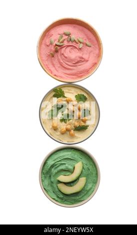 Diversi tipi di hummus gustoso in ciotole su sfondo bianco, vista dall'alto Foto Stock