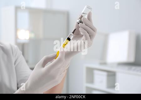 Medico siringa di riempimento con il farmaco dal flaconcino in ospedale, primo piano Foto Stock