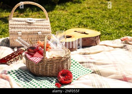 Cibo e vino deliziosi nel cestino da picnic all'aperto. Spazio per il testo Foto Stock