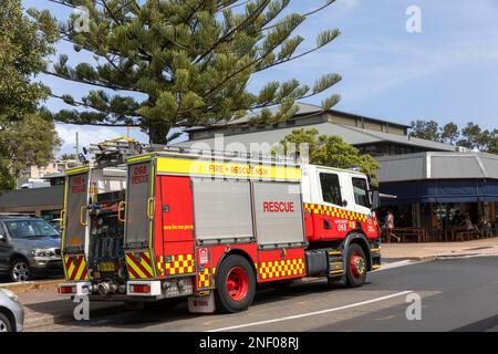 NSW Fire and Rescue Truck parcheggiato a Avalon Beach, New South Wales, Australia Foto Stock