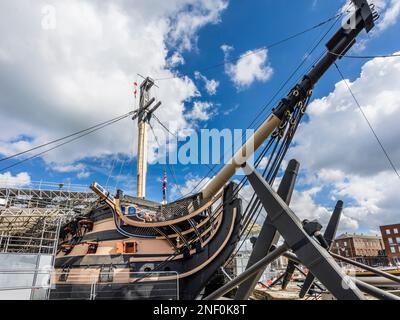 Forchastle e prua della nave museo HMS Victory, fiancheggiata da ancoraggi di toro, Portsmouth Historic Dockyard, Hampshire, Inghilterra sudorientale Foto Stock