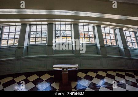 windiows stern all'Admiral Nelson's Day Cabin, nave museo HMS Victory, Portsmouth Historic Dockyard, Hampshire, Inghilterra sudorientale Foto Stock