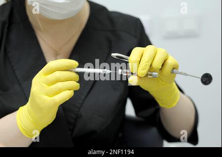 Anestesia dentale nella sedia del dentista, ago della siringa, anestesia di infiltrazione, anestesia locale conduttiva in odontoiatria siringa di insulina di infiltrazione locale Foto Stock