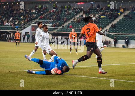 Varsavia, Polonia. 16th Feb, 2023. Il portiere Steve Mandanda di Rennes salva il colpo di Lassina Traore di Shakhtar durante la partita di calcio a 2022/23 1st zampe della UEFA Europa League tra Shakhtar Donetsk e la FC Stade Rennais al Maresciallo Jozef Pilsudski Municipal Stadium di Legia Varsavia. Punteggio finale: Shakhtar Donetsk 2:1 Rennes. Credit: SOPA Images Limited/Alamy Live News Foto Stock