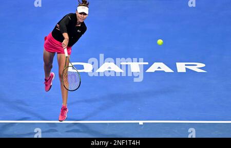 Doha, Qatar. 16th Feb, 2023. Veronika Kudermetova di Russia serve durante la partita di quarti di finale contro Coco Gauff degli Stati Uniti al WTA500 Qatar Open 2023 a Doha, Qatar, 16 febbraio 2023. Credit: Nikku/Xinhua/Alamy Live News Foto Stock