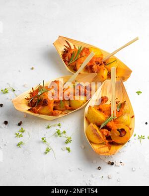 mini patate al forno con catering alle erbe Foto Stock