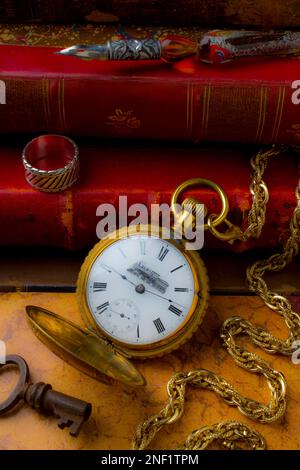 Train Pocket Watch e Old Books Foto Stock
