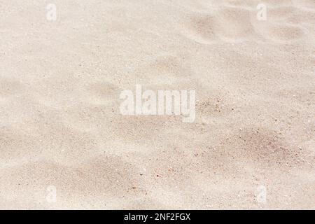 Struttura di sabbia bianca sfondo primo piano, motivo di sabbia ondulata, fondo di sabbia naturale secca, superficie di sabbia ondulata beige pulita vista dall'alto, duna del deserto Foto Stock