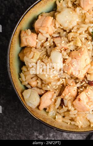 riso al salmone su sfondo scuro. Foto di alta qualità Foto Stock