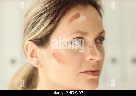 Un primo piano sulla faccia femmina di uno striscio di crema tonale Foto Stock