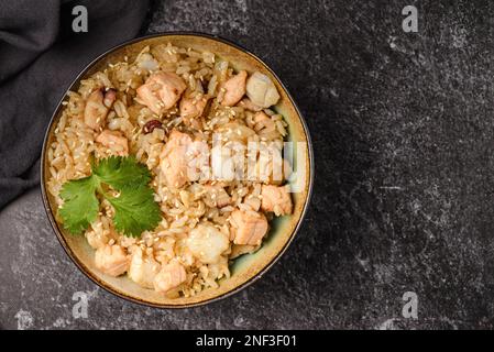 riso al salmone su sfondo scuro. Foto di alta qualità Foto Stock