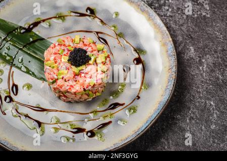 tartare con salmone e avocado. Foto di alta qualità Foto Stock