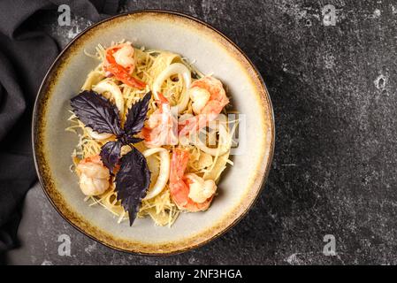 pasta con gamberi e squid anelli. Foto di alta qualità Foto Stock