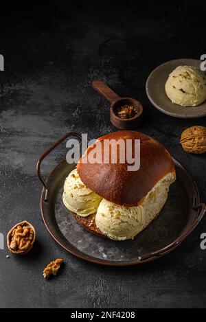 brioche con gelato su fondo scuro. Foto di alta qualità Foto Stock